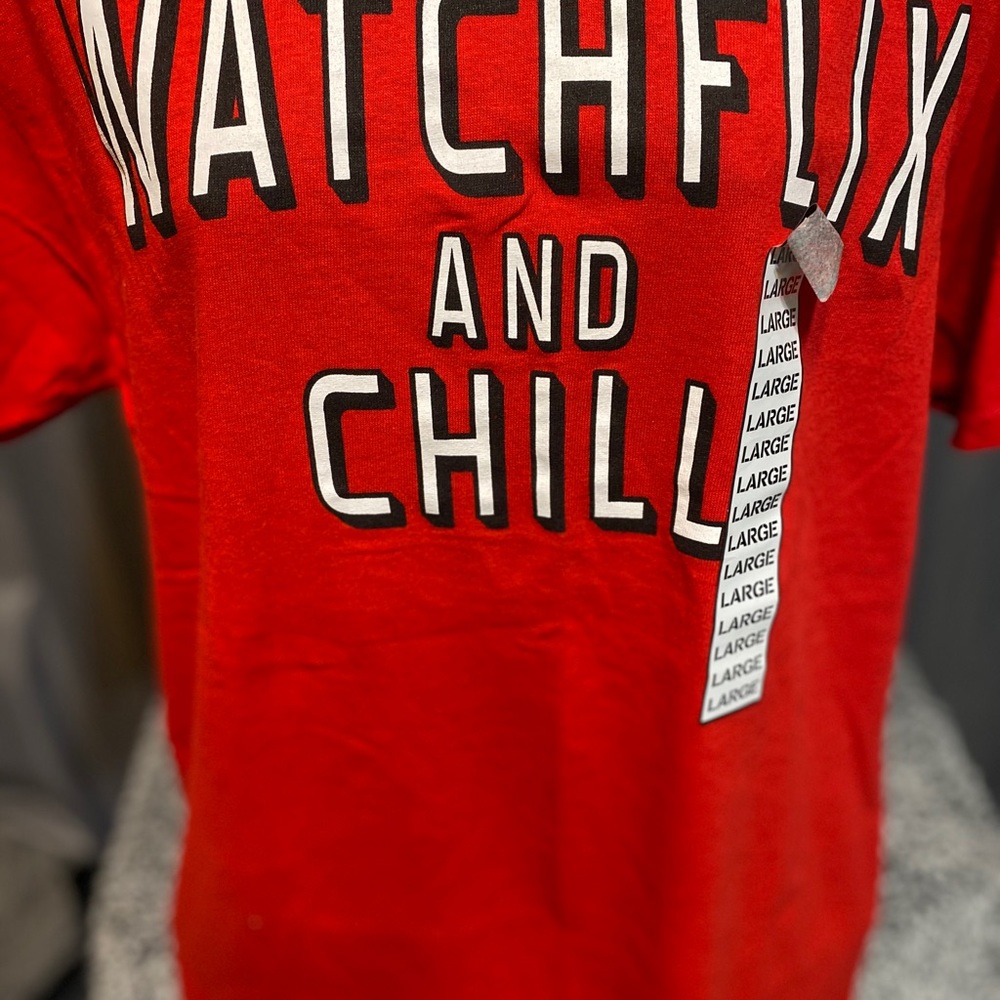 Unisex graphic t-shirt.